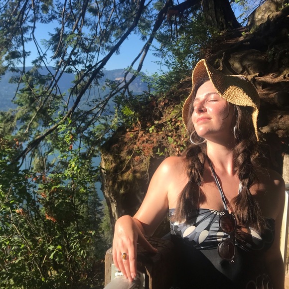 Hi, I’m Charlotte! - Picture 2 of 4